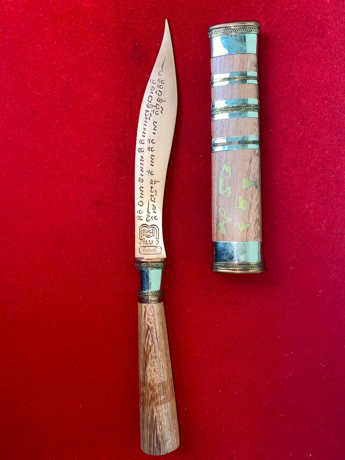 มีดหมอหลวงพ่อพัฒน์ วัดห้วยด้วน ฝักไม้คูณ ใบทองแดง ขนาดใบมีด ๕ นิ้ว 